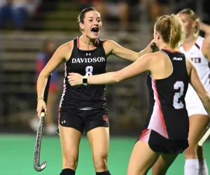 Sib Naaktgeboren, hockeyster voor