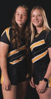 Luna en Isa, rugbyers voor American International College, begeleid door Slamstox