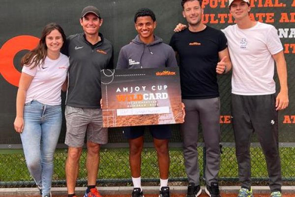 Winnaar wildcard Amjoy Cup tijdens de Slamstox tennis showcase