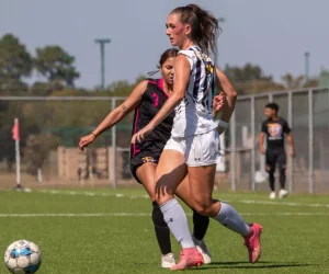 Jessie Eijbersen voetbalster voor Northeast Community College, begeleid door Slamstox