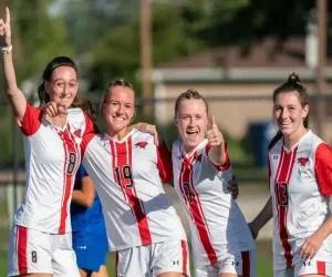 Jessie Eijbersen voetbalster voor Northeast Community College, begeleid door Slamstox