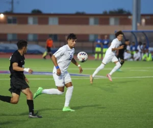 Matías Madaria voetbalster voor Lubbock Christian University, begeleid door Slamstox