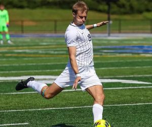 Zico Groenveld voetballer voor Southern Connecticut State University, begeleid door Slamstox