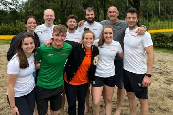 Beachvolleybal clinic van Ron Zwerver met team Slamstox